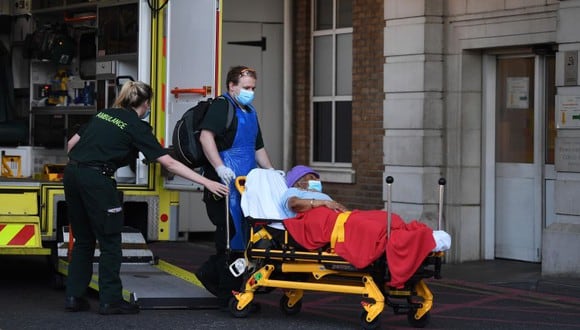 El personal de ambulancia lleva a un paciente al hospital Kings College en Londres. (Foto: EFE/ANDY RAIN).