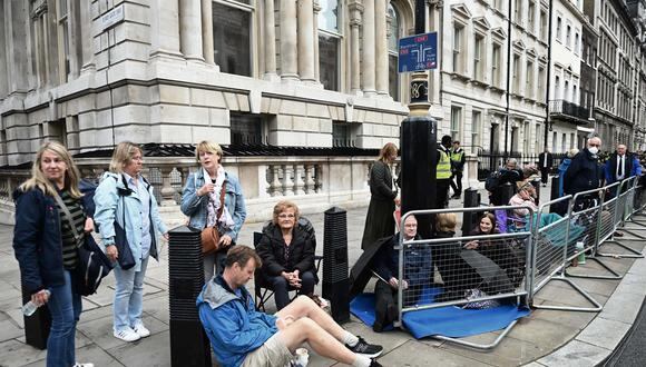 Cientos de personas hacen cola para ver el féretro de la reina Isabel II en Westminster Hall, en Londres, Gran Bretaña, el 14 de septiembre de 2022. (Foto: EFE/EPA/NEIL HALL).