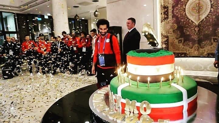 Rusia 2018: Mohamed Salah quedó listo para jugar por Egipto y lo celebró con tremenda torta. (Fotos: AFP/Twitter)