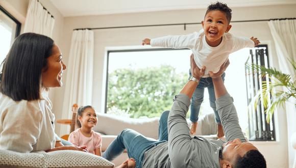 Compartir tiempo en familia, sobre todo el aire libre, es vital en la crianza de los pequeños. Foto: Getty Images.