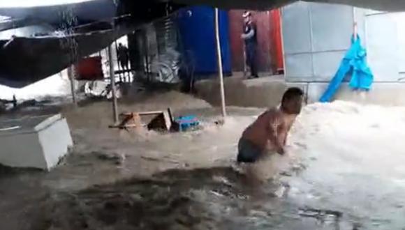 Comerciante de Sullana fue arrastrado por fuerte lluvia. (Captura: América TV Perú)
