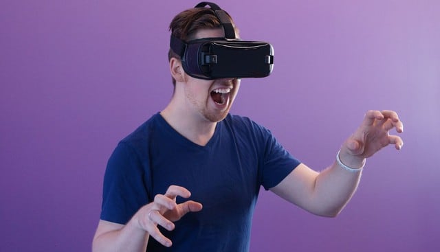 Este video es el motivo por el que las personas que sufren de vértigo no deberían de usar estos casco VR con los juegos más extremos del mundo. | Pexels/Referencial