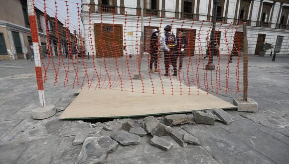 Un camión de cemento pesado rompió la superficie de la Plazuela de la Iglesia San Francisco en el Cercado de Lima. Foto: Jorge.cerdan/GEC
