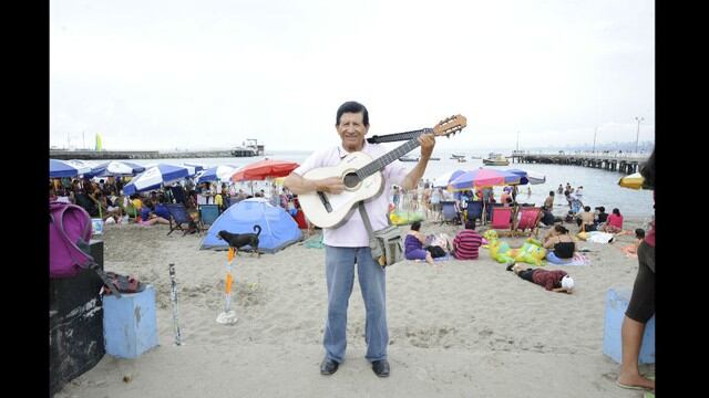 Eduardo Guzmán canta valses criollos en la playa.