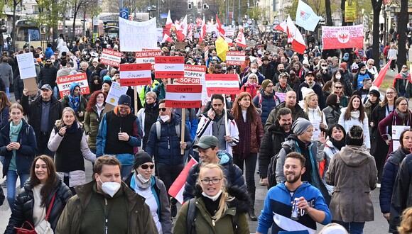 Los manifestantes participan en un mitin organizado por el Partido de la Libertad de extrema derecha de Austria, FPOe, contra las medidas tomadas para frenar la pandemia del coronavirus (Covid-19), en la plaza Maria Theresien Platz en Viena, Austria, el 20 de noviembre de 2021. (Foto: Joe Klamar / AFP)