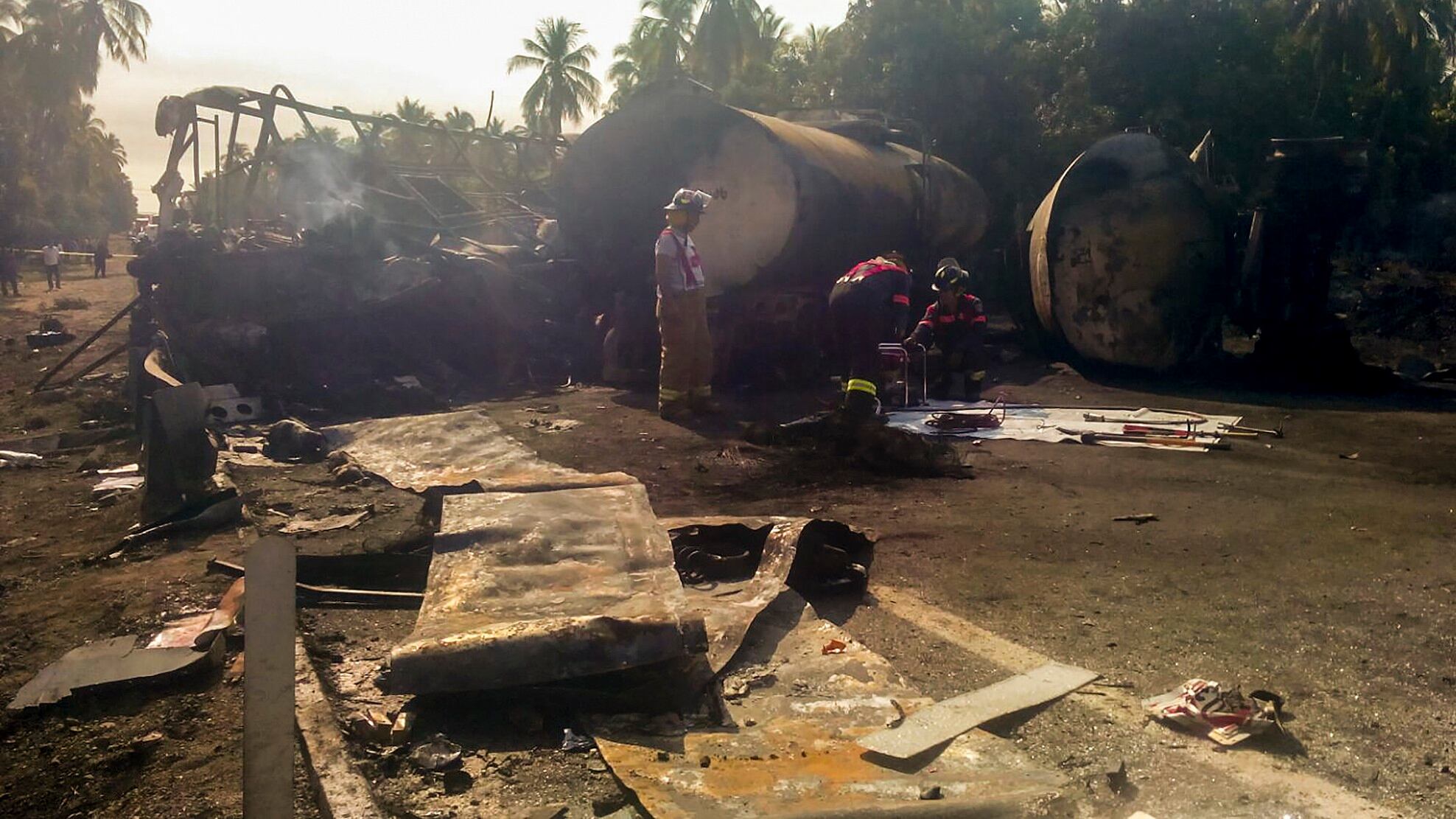 La colisión causó una explosión en la que murieron calcinados el chofer del camión cisterna y numerosos pasajeros del autobús de pasajeros. (Fotos: AFP)