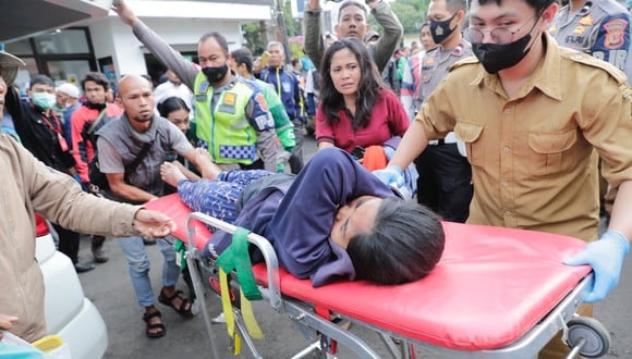 Los equipos de rescate ayudan a una víctima del terremoto que sacudió Cianjur, Indonesia, el 21 de noviembre de 2022. (Foto: EFE/EPA/ADI WEDA)