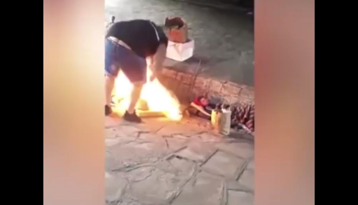 Desadaptados le prenden fuego a dos indigentes