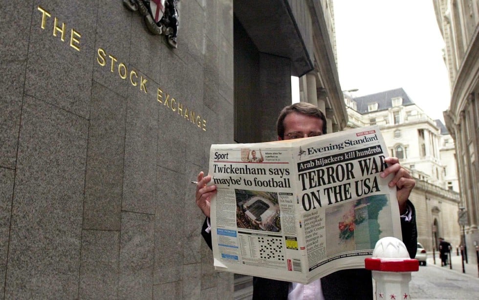 Un comerciante de la bolsa de valores lee el periódico que titula "Guerra terrorista contra EE. UU."  (Foto: Nicolas ASFOURI / AFP)