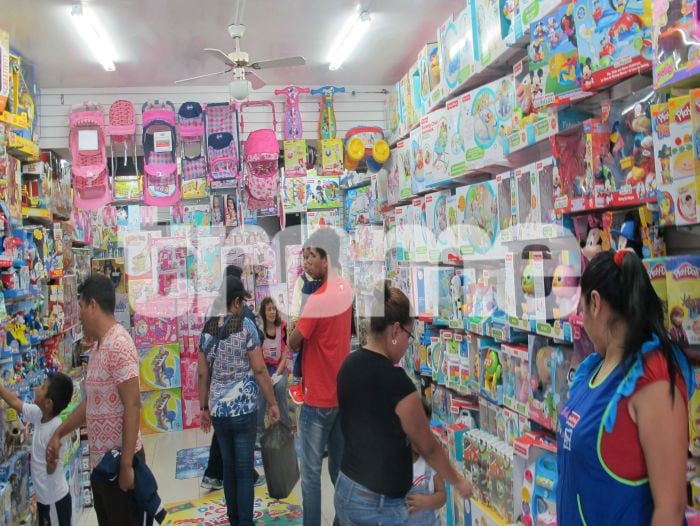Miles llegan al Mercado Central, supermercados y tiendas por departamentos donde adelantan sus compras por Navidad. FOTO: Isabel Medina