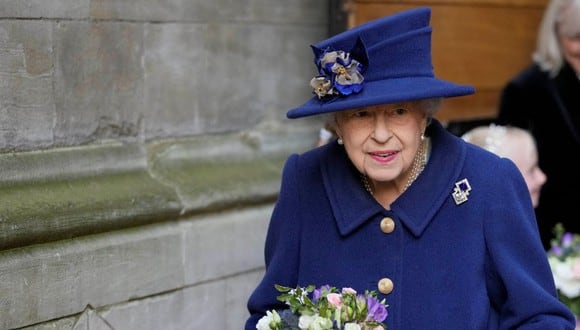 La reina Isabel II apareció usando un bastón por primera vez en un acto público, al asistir a un servicio religioso en la abadía de Westminster. (Foto: Frank Augstein / AFP)
