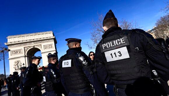 La policía francesa mató a tiros a un hombre que se abalanzó sobre ellos la madrugada del 14 de febrero de 2022 con un cuchillo de hoja larga en la estación de tren Gare du Nord de París, dijeron fuentes policiales. (Foto: Sameer Al-DOUMY / AFP)