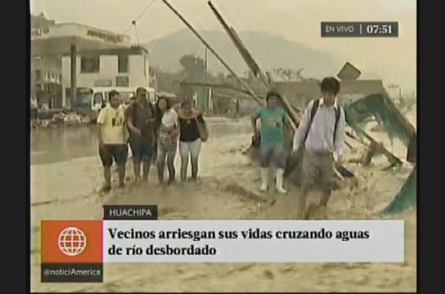 Vecinos de Huachipa arriesgan sus vidas cruzando vías inundadas por huaicos tras desborde del Río Ríma. (Fotos: Captura de Tv)