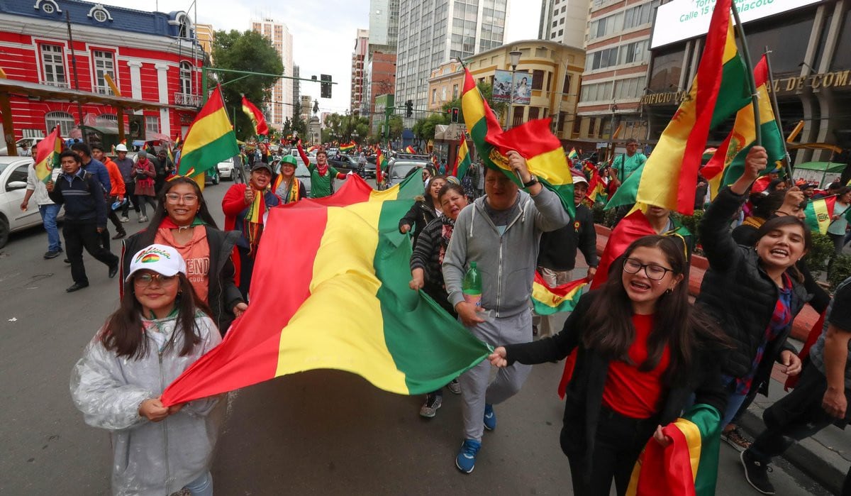 Miles de bolivianos salieron a las calles tras la renuncia de Evo Morales a la presidencia de su país. (Fotos: Agencias)