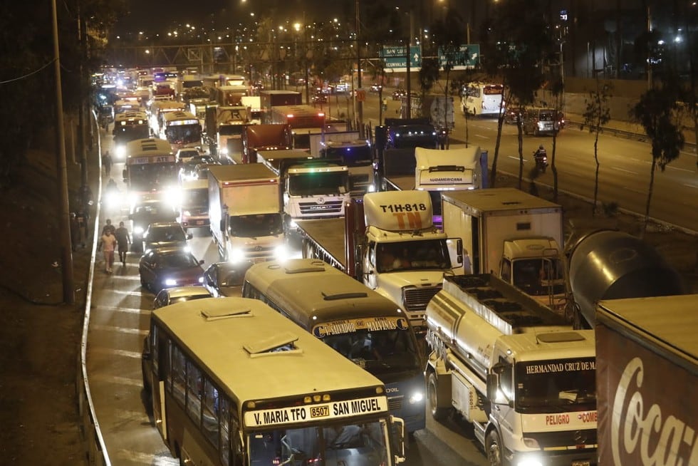 Tras el triple choque registrado, entre un camión, una furgoneta y una cisterna que transportaba combustible, en el kilómetro 4 de la Panamericana Sur, en San Borja, se originó una gran congestión vehicular en el lugar debido al derrame del petróleo en gran parte parte de la vía. (Foto: Cesar Campos / @photo.gec)