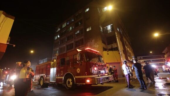 Bomberos informó que el incendio fue reportado a las 12:10 a.m y ya fue controlado. (Foto: César Grados/ GEC)