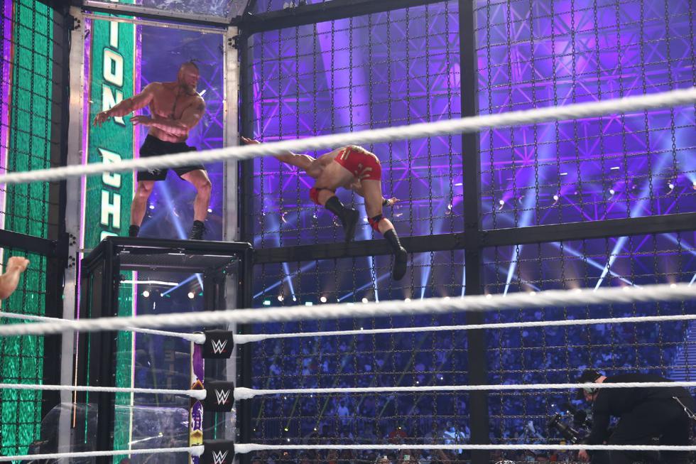 En un impresionante movimiento Brock Lesnar le aplicó su F5 a Austin Theory desde lo alto de una de las cámaras de los luchadores. (WWE Corporation)