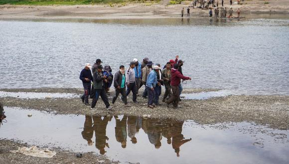 Aymaras auxilian a soldados con hipotermia en el río Ilave. Foto:  Luis Javier Maguiña