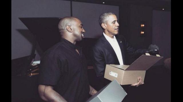 Kim Kardashian y Kanye West regalaron a Barack Obama un para de zapatillas. (Foto: Instagram @kimkardashiam)
