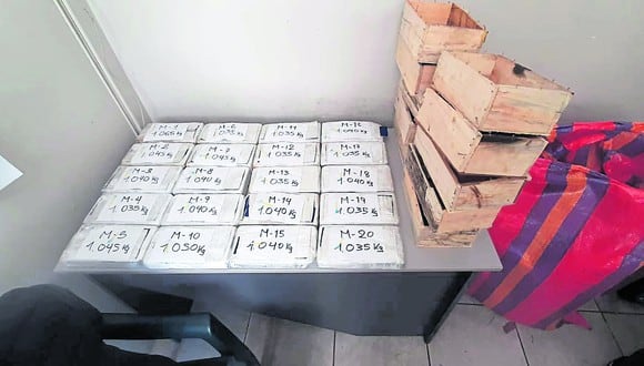 Tacna: las autoridades hallaron dos sacos de polietileno que contenían cajas de madera, en cuyo interior habían 20 paquetes tipo ladrillo que estaban forrados con cinta de embalaje. (Foto: PNP)