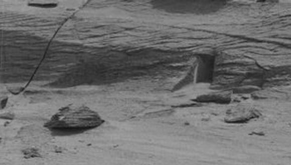 La imagen tomada por el robot Curiosity en Marte muestra lo que muchas personas han interpretado como una "puerta". (Foto: NASA)