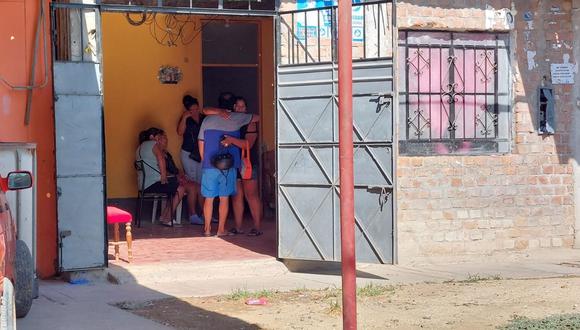 Piura: En esta vivienda una adolescente de 14 años falleció electrocutada tras quedarse dormida con su celular en el pecho mientras lo cargaba, en Sullana.