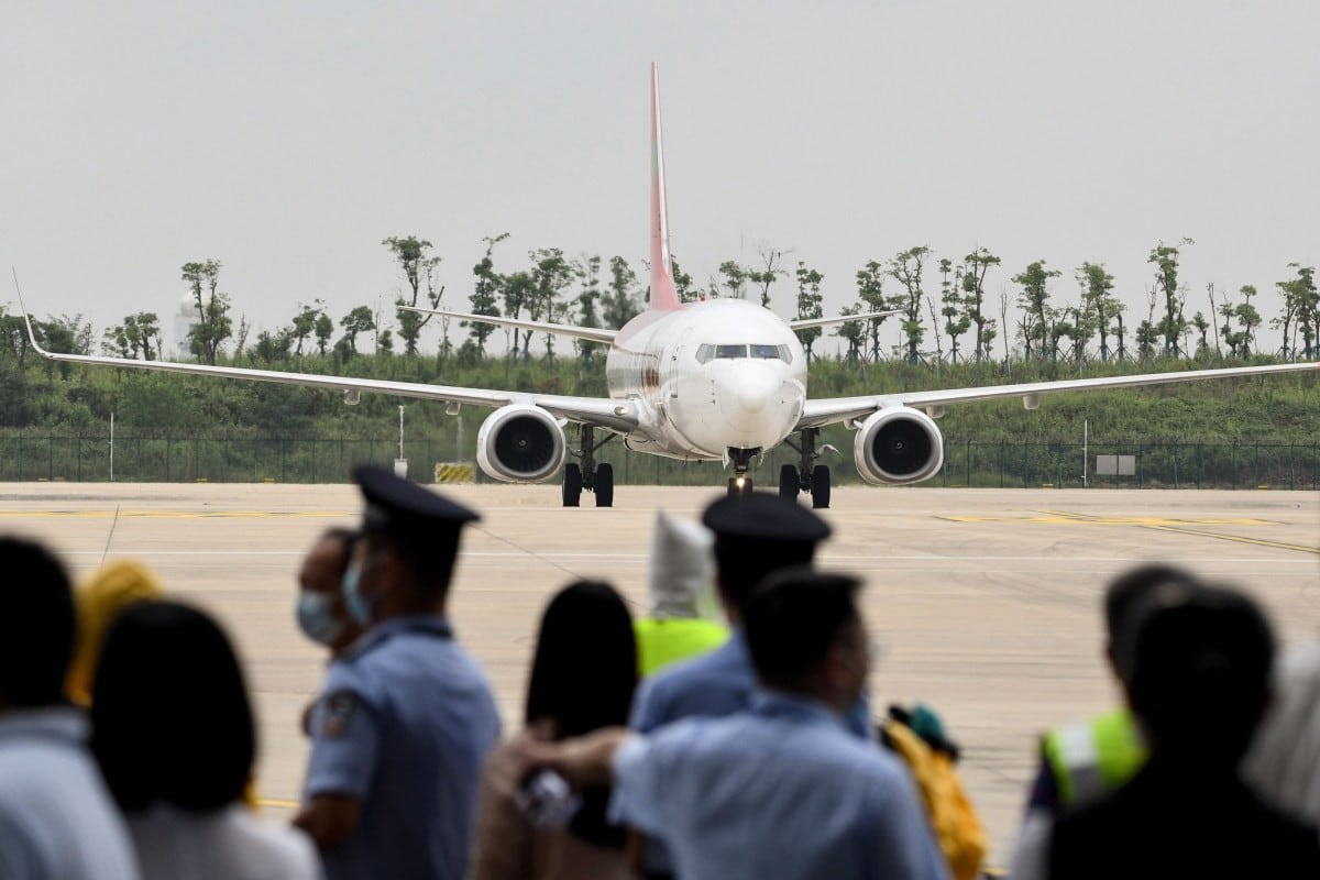 Un Boeing 737-800 operado por la aerolínea surcoreana T'way aterriza en el aeropuerto internacional Tianhe de Wuhan (China).  Esto sucede en medio de la pandemia de coronavirus. (AFP / STR).