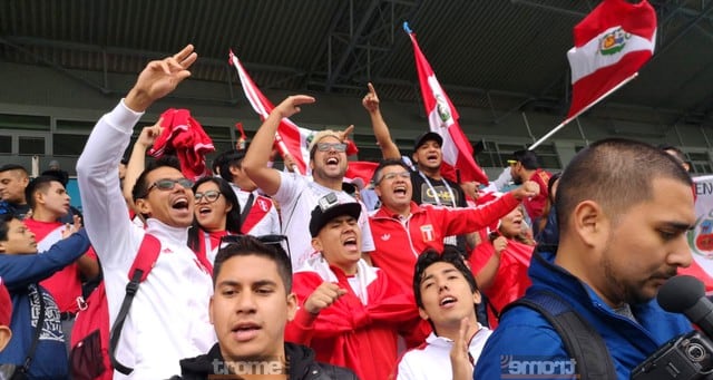 Hinchas acompañaron ala selección peruana durante la primer práctica en Rusia 2018