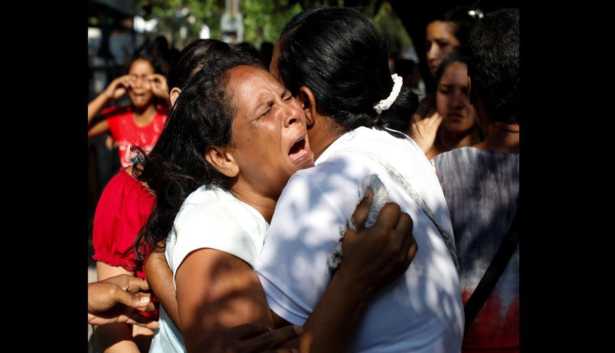 Dolor y lágrimas tras los fallecidos por incendio en una comisaría   de Carabobo, en Venezuela. (Fotos: Agencias)
