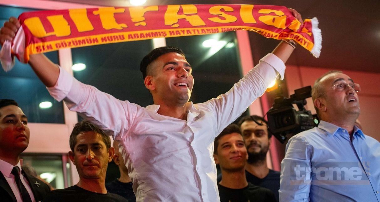Radamel Falcao llegó a Turquía y desató euforia en los hinchas de Galatasaray