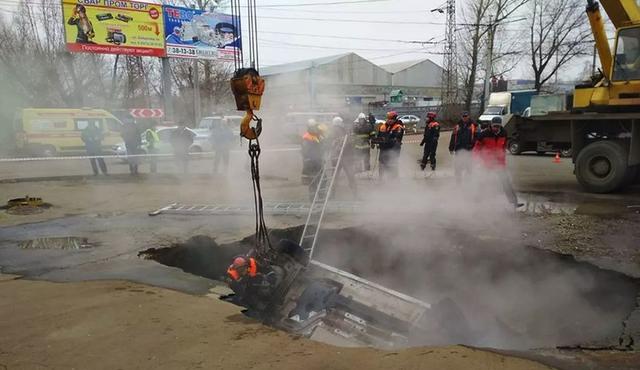 Dos hombres mueren tras caer en pozo de agua hirviendo. Foto: mchs.gov.ru