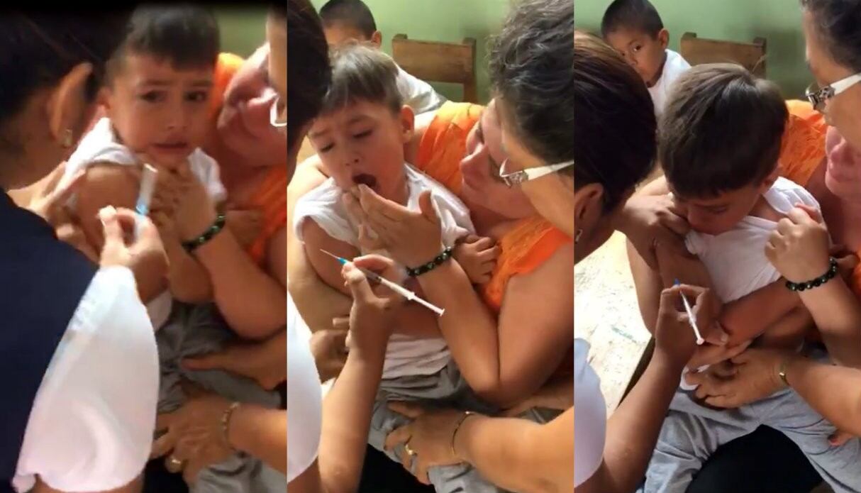 Niño no se deja poner la inyección y se vuelve viral. Foto: Captura de pantalla de Facebook