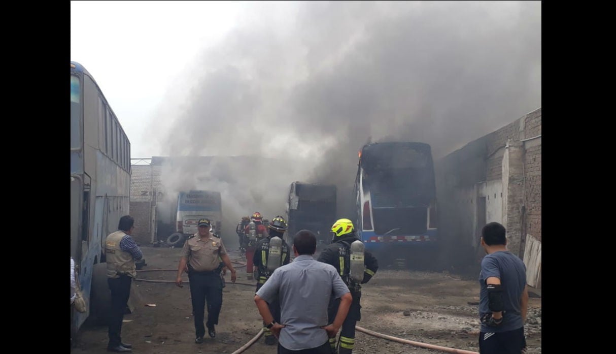 Incendio quema cuatro buses