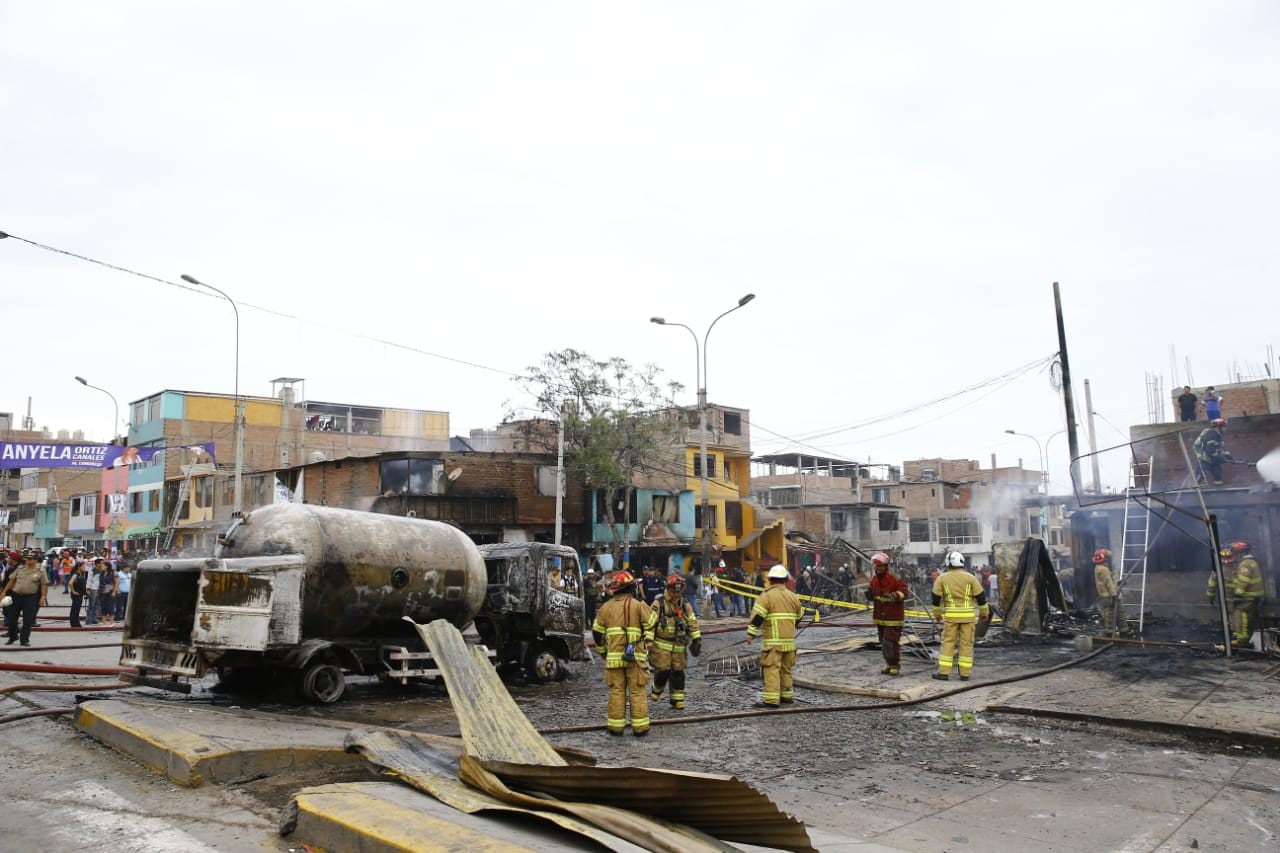 Esta mañana en Villa El Salvador, un camión cisterna chocó contra unas viviendas y causó un siniestro que dejó un muerto y al menos 51 heridos de gravedad.  (Foto: Allen Quintana)