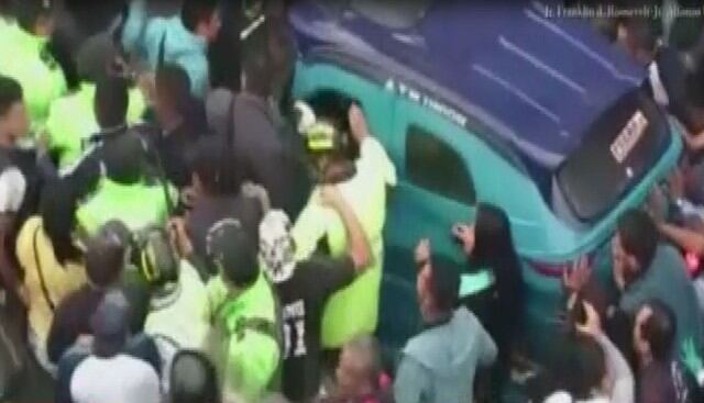 Mototaxistas se enfrentan a policías y serenos durante operativo de fiscalización. Foto: Captura de América Noticias