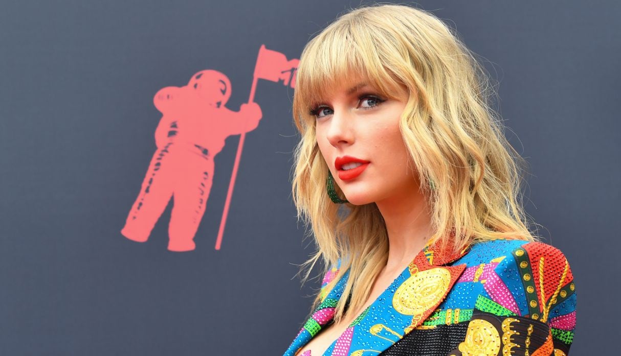 Taylor Swift se llevó el premio de los MTV VMAs 2019 a “Mejor video del año” por “You Need to Calm Dow”. (Foto: AFP)