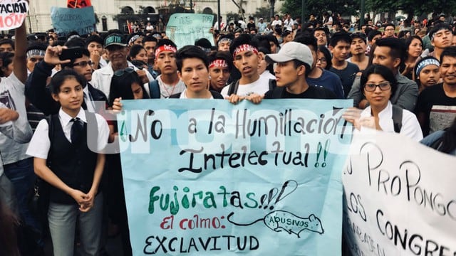 Cientos de jóvenes protestan en la Plaza San Martín del Centro de Lima contra la Ley del Esclavo Juvenil.
