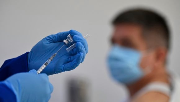 Las autoridades de Salud monitorean a la persona que se vacunó siete veces y por el momento no han planteado alguna sanción.  (Foto: Luis ROBAYO / AFP)