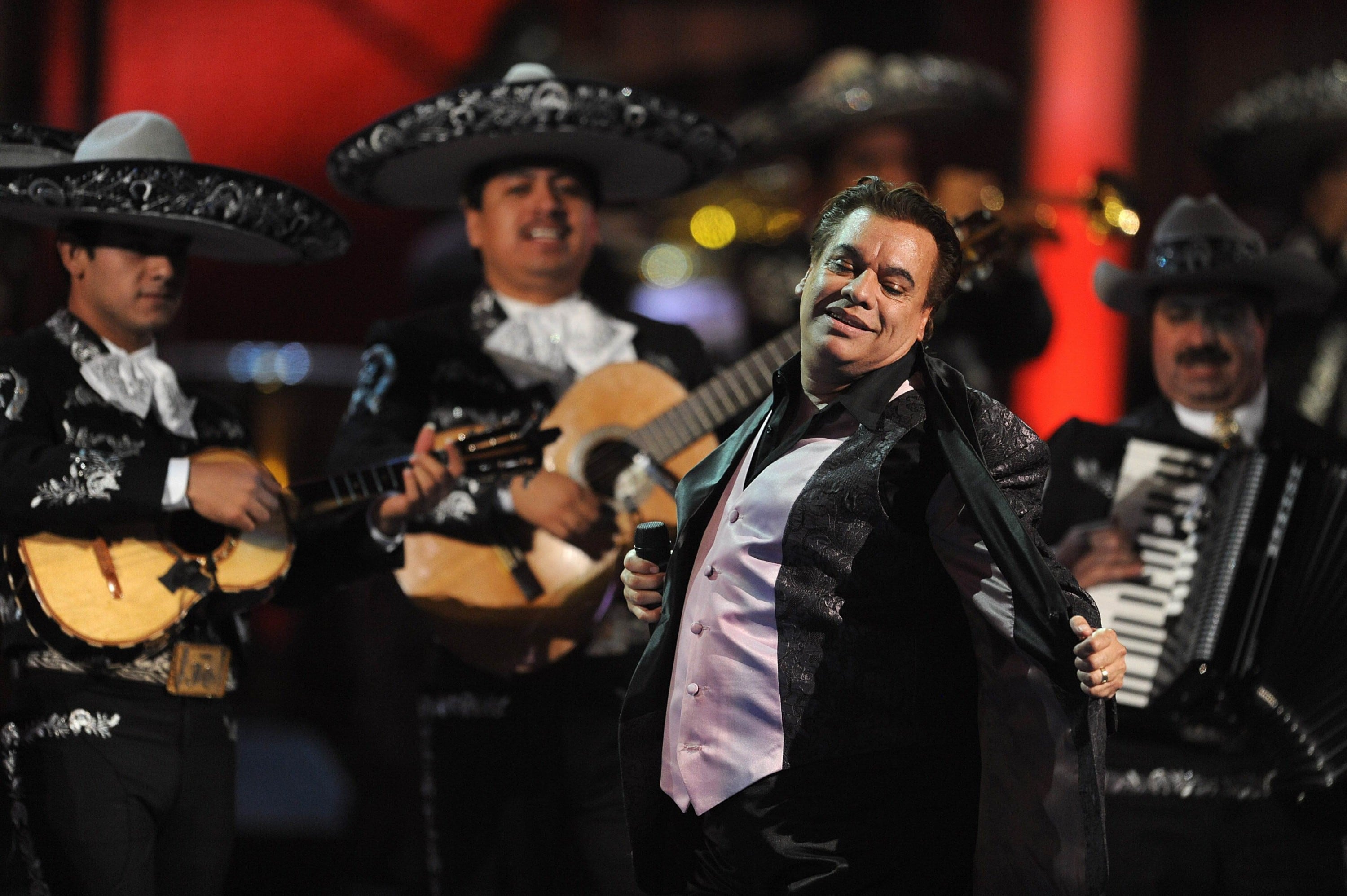 Juan Gabriel revivió anoche en forma de holograma durante el concierto homenaje que se realizó en México y que juntó a varios artistas internacionales. (Fotos: Agencias/Redes Sociales)