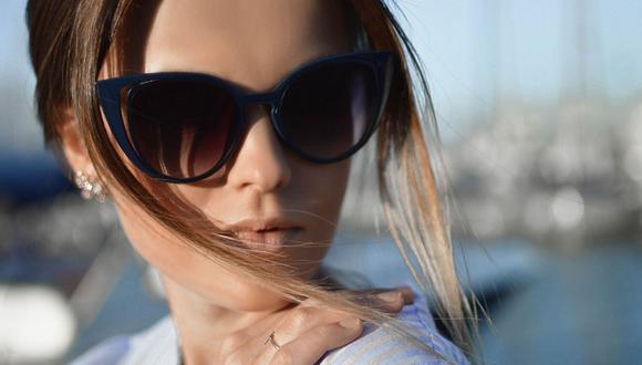 Sombreros de ala ancha y gafas de sol con filtro UV 400, dado que los ojos podrían sufrir severos daños como quemaduras en las córneas, cáncer a los párpados y cataratas en el caso de los adultos mayores. (Foto: Pixabay)