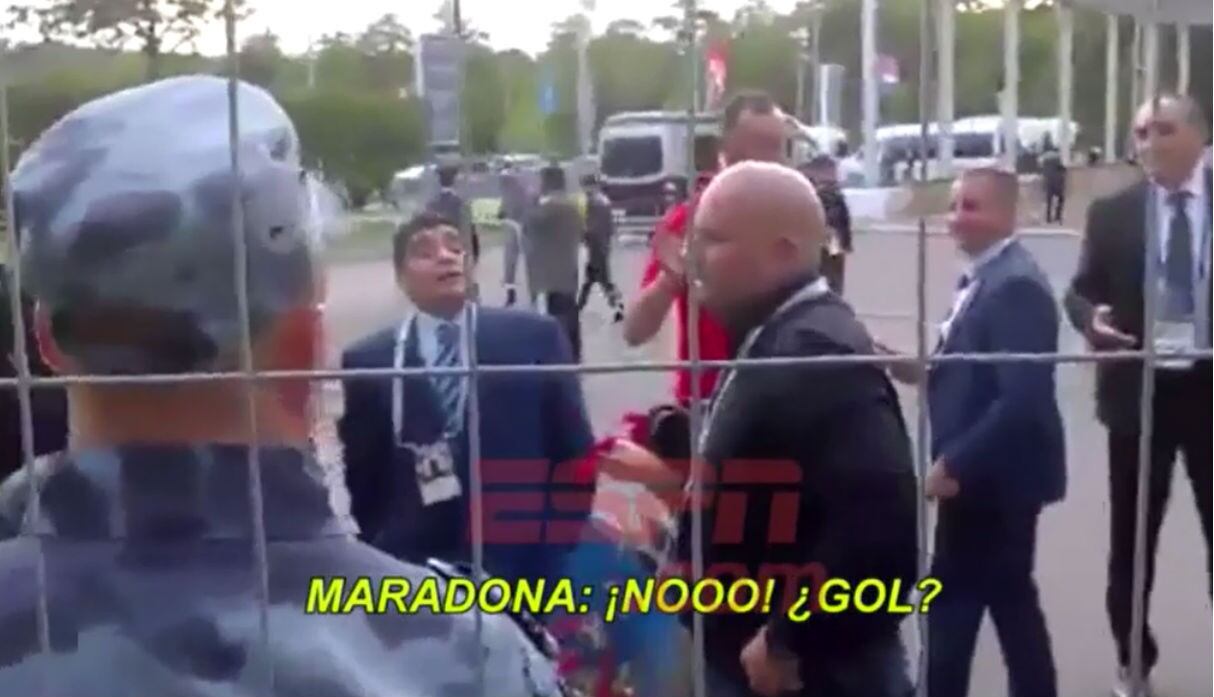 Diego Maradona y Ronaldo tuvieron que esperar para ingresar al partido inaugural.