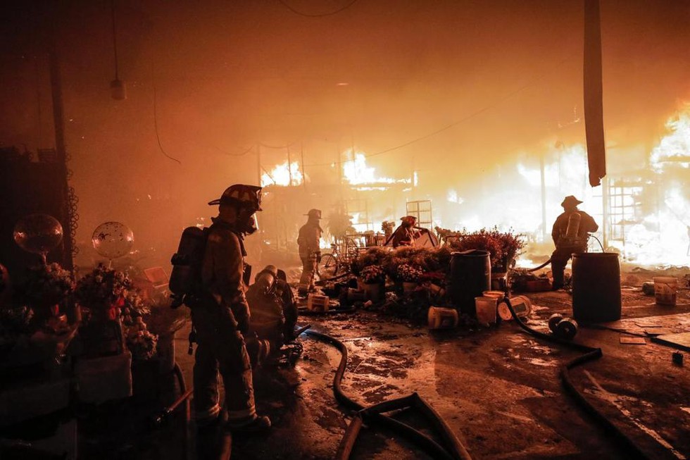 Un voraz incendio se registró en horas de la madrugada en el Mercado de Flores “Santa Rosa”,  ubicado en el distrito del Rímac. Foto:Joel Alonzo/ @photo.gec