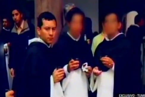 Sacerdote es acusado de asalto. (Captura TV)