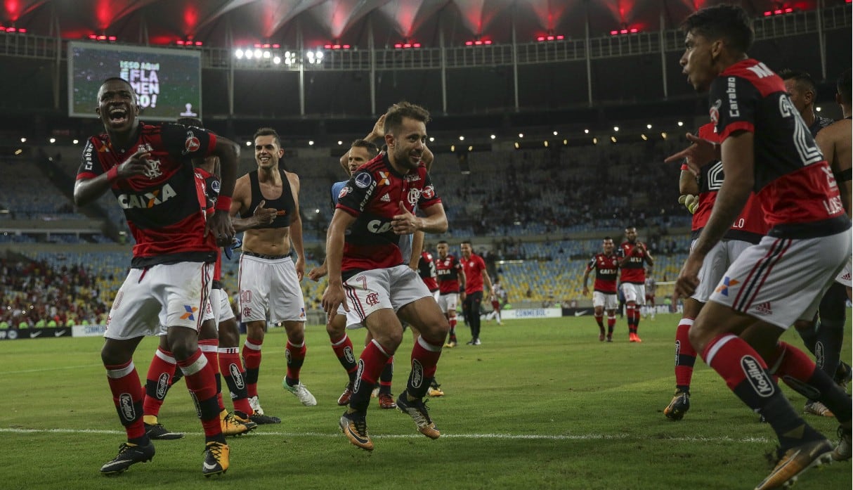 Flamengo, con Miguel Trauco de titular, igualó 3-3 con Fluminense y avanzó a ‘semis’ de la Copa Sudamericana. (Fotos: AFP/EFE/AP)