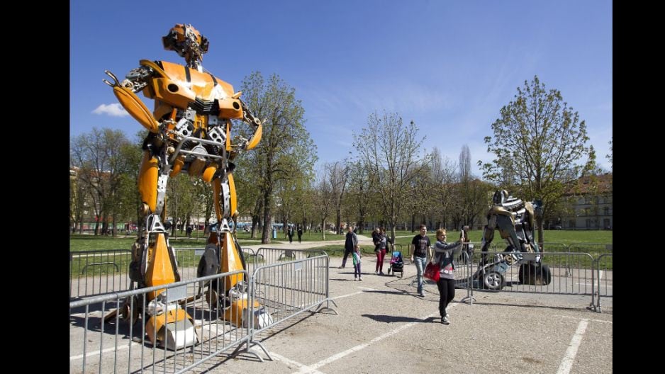 Un artista creó a los Transformers con objetos reciclados de autos, en Zagreb, Croacia. (Foto: EFE)