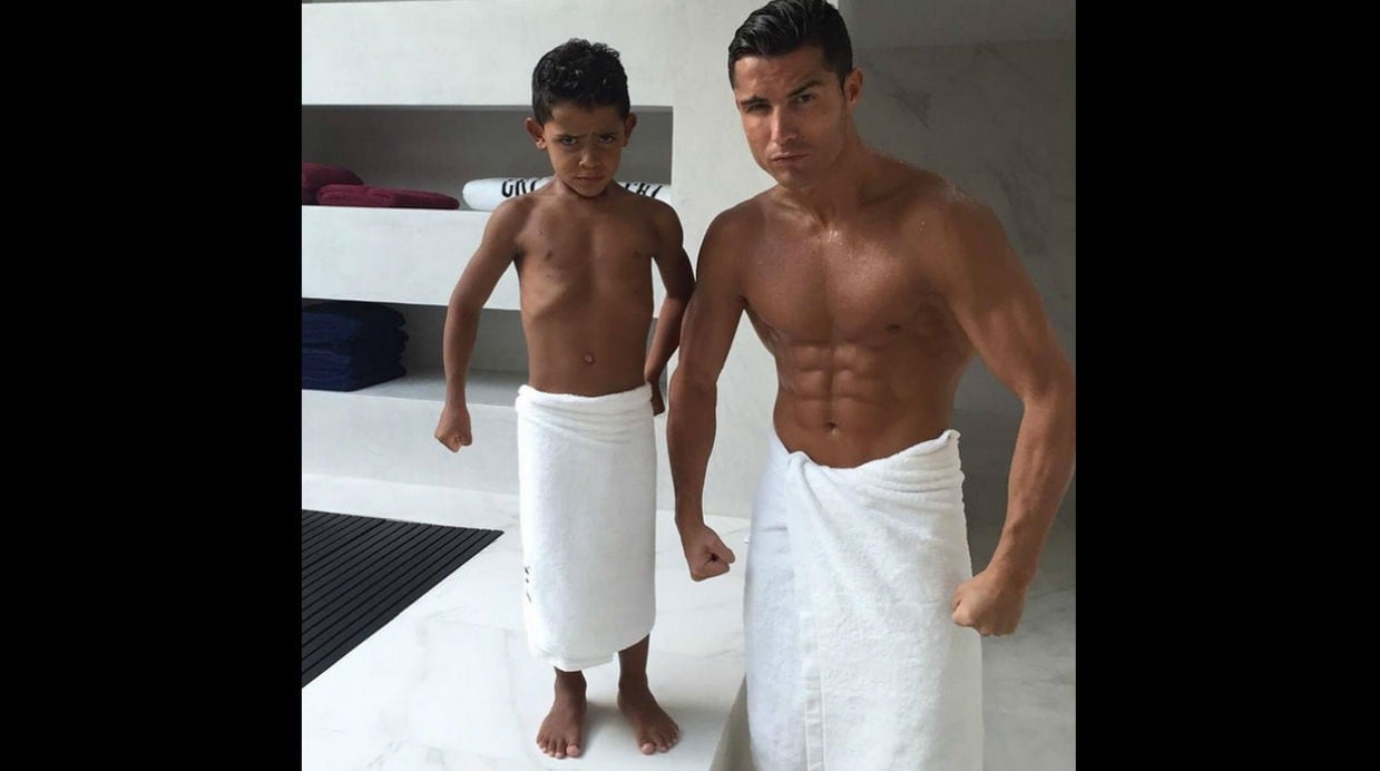 Cristiano Ronaldo engríe constantemente a su hijo que lleva su mismo nombre.