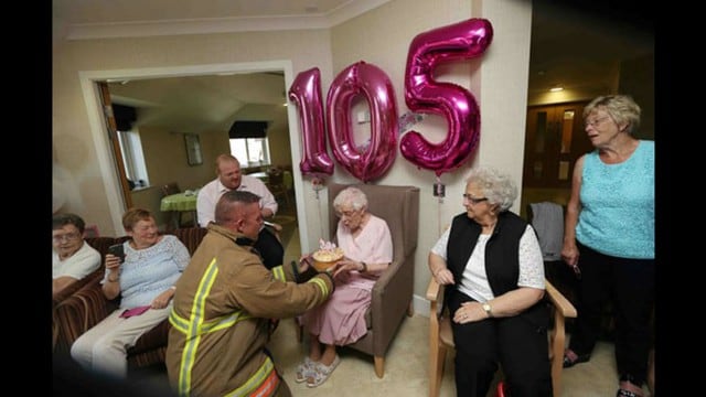 ¡Celebró sus 105 en el Reino Unido pidiendo de regalo un bombero con tatuajes!