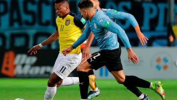 La polémica pata que no se cobró en el Uruguay vs Ecuador. (Foto: EFE)