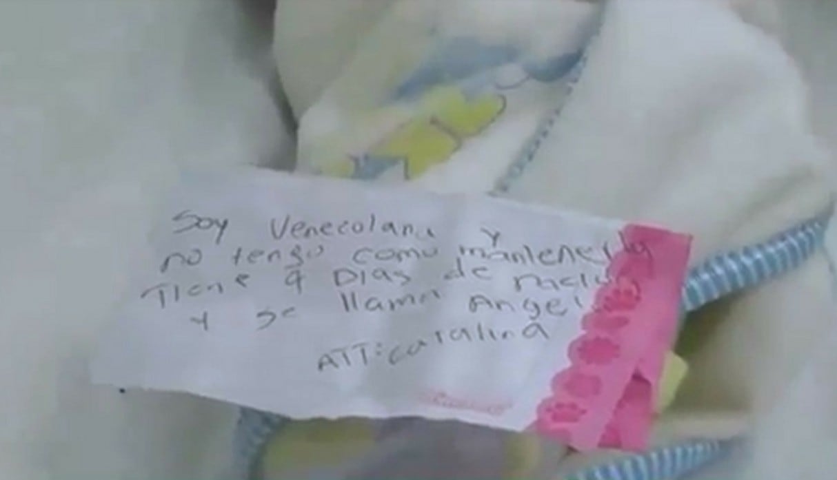 Venezolana abadona bebé en plena vía pública de Colombia. (Fotos: Captura CM& La Noticia)