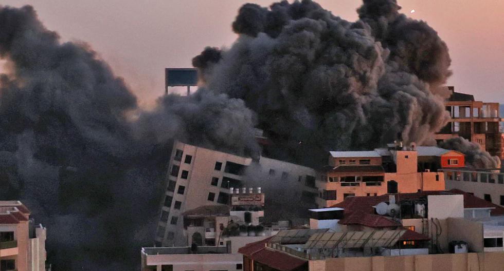 El humo sale tras un ataque aéreo de Israel contra el complejo de edificios de Hanadi, en la ciudad de Gaza, controlada por el movimiento palestino Hamas. (Foto de MAHMUD HAMS / AFP).